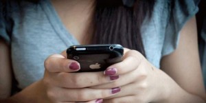 perempuan-china-ini-tewas-terjepit-lift-saat-main-handphone-rev2